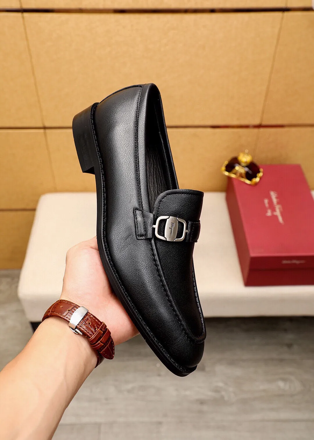 Men's shoes 💰400 💐 Product trademark: Ferragamo "Ferragamo" casual leather shoes Regular size: 39-44 (38.45.46🉑️customized) Product materials: Selected imported calfskin upper + classic hardware buckle, imported pig leather lining. Strong three-dimensional visual effect, non-slip and wear-resistant combination outsole Color: 1⃣️color optional